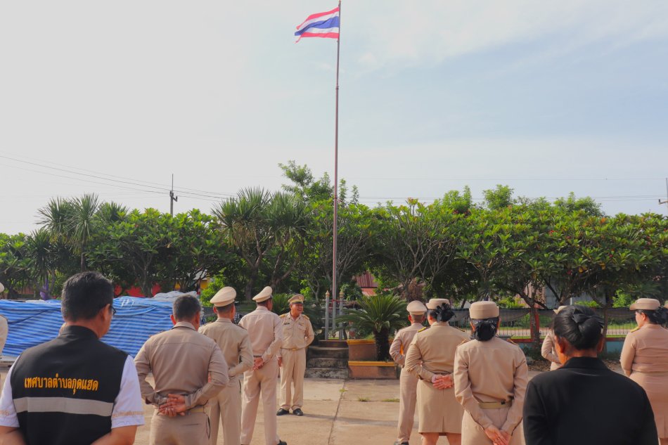 กิจกรรมเคารพธงชาติและร้องเพลงชาติไทยและสวดมนต์ไหว้พระ