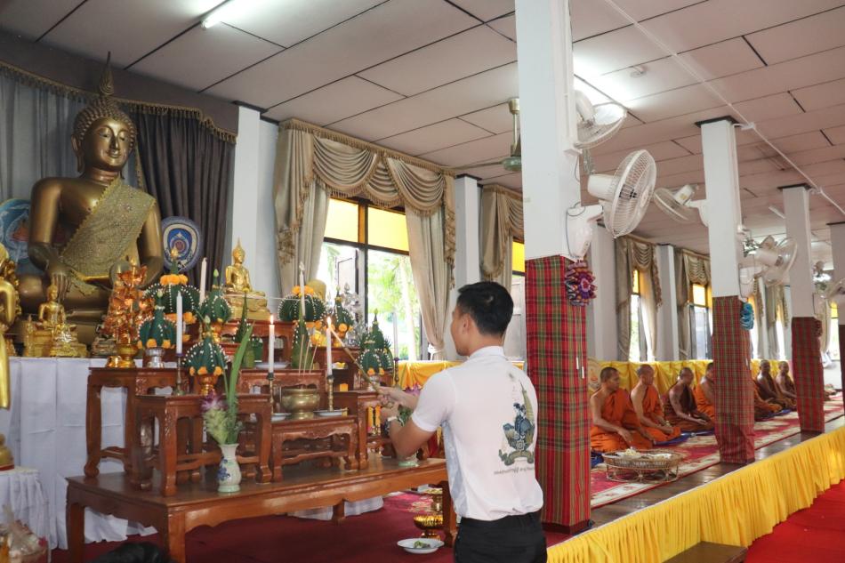 ทำบุญตักบาตรพระสงฆ์  ตามแนวทางของกิจกรรม "ส่งเสริมคุณธรรมจริยธรรมในวันพระ (ทำบุญตักบาตร)"